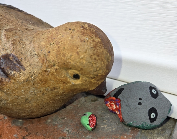 Stone bird feeding time